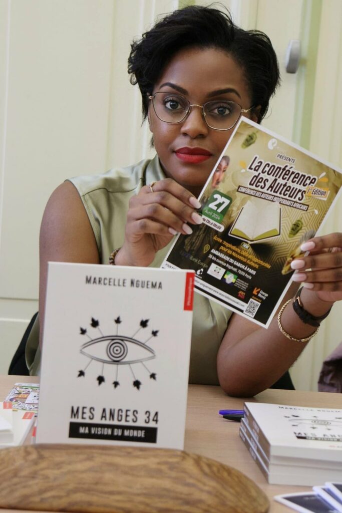 Marcelle Nguema, autrice gabonaise au salon du livre africain avec une affiche de la conférence des auteurs